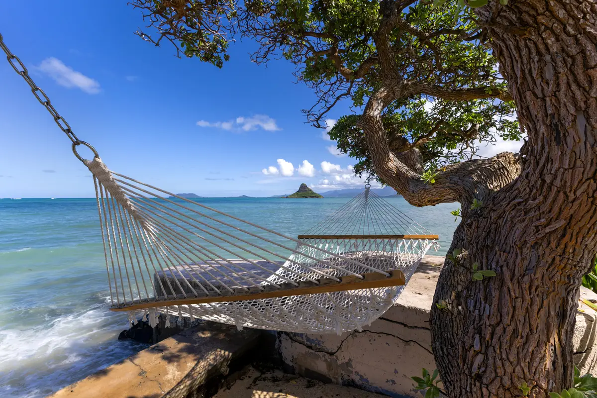 Turquoise water at the point in Ka'a'awa