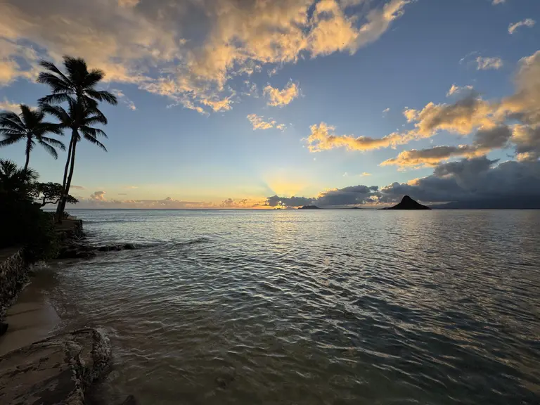 Oahu beachfront vacation rental near Kualoa Ranch and Chinaman's Hat